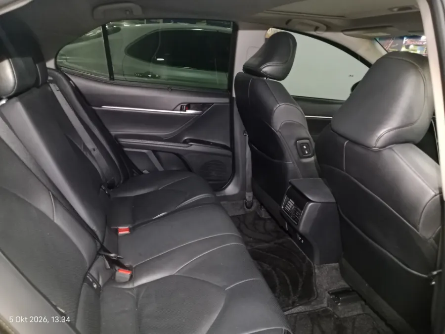 Foto Mobil Bekas Kabin Belakang Toyota Camry 2.5 Hybrid tahun 2022
